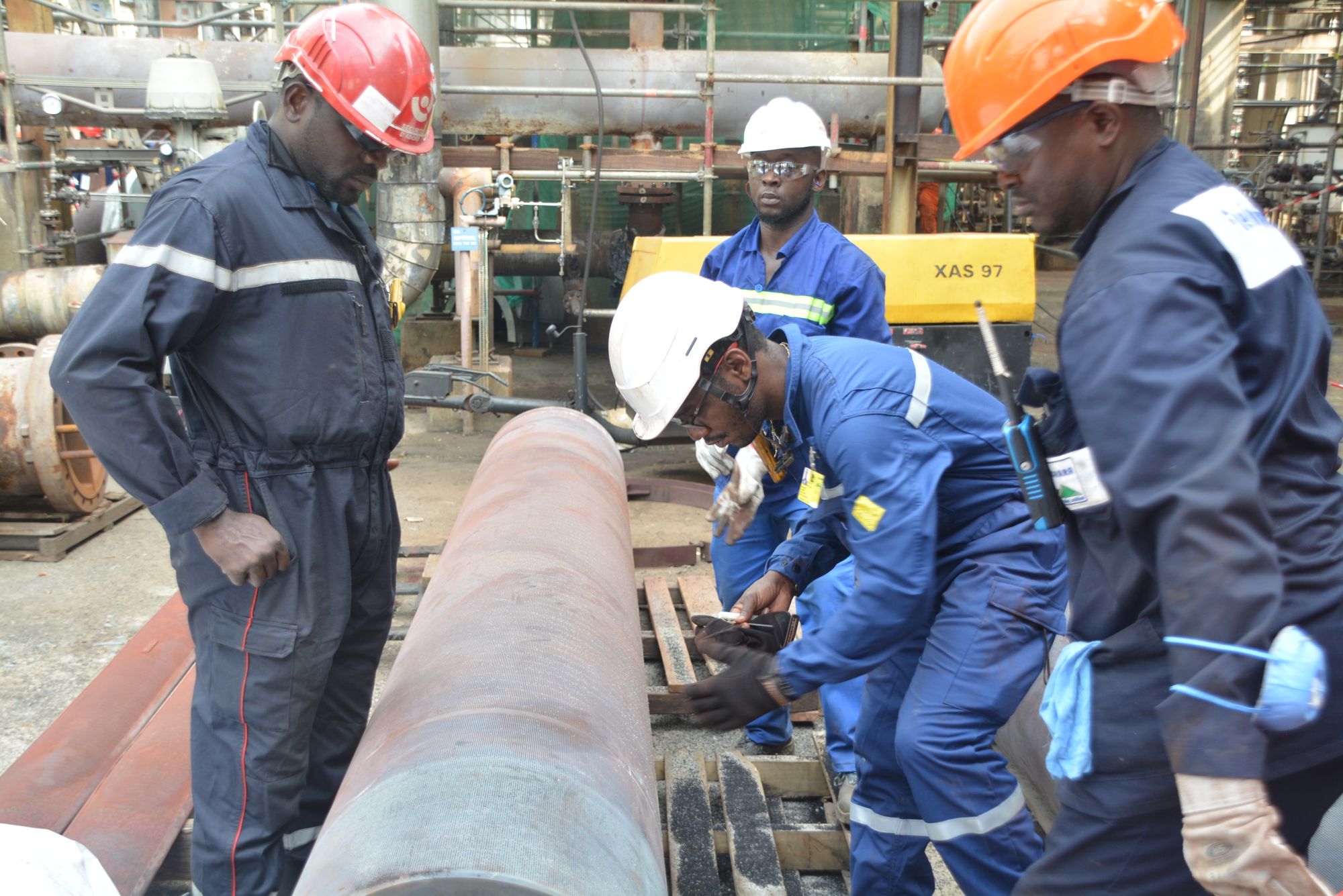 Maintenance_work_in_the_refinery_during_shutdown